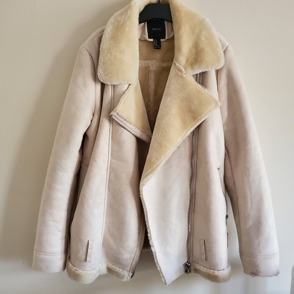 Size M fuax fur cream color jacket - Picture 1 of 8